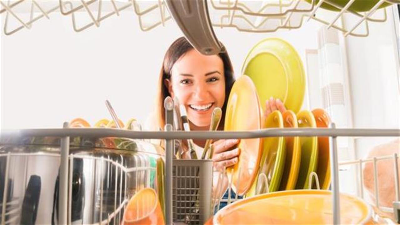 Τα λάθη που σίγουρα κάνετε στο πλύσιμο των πιάτων