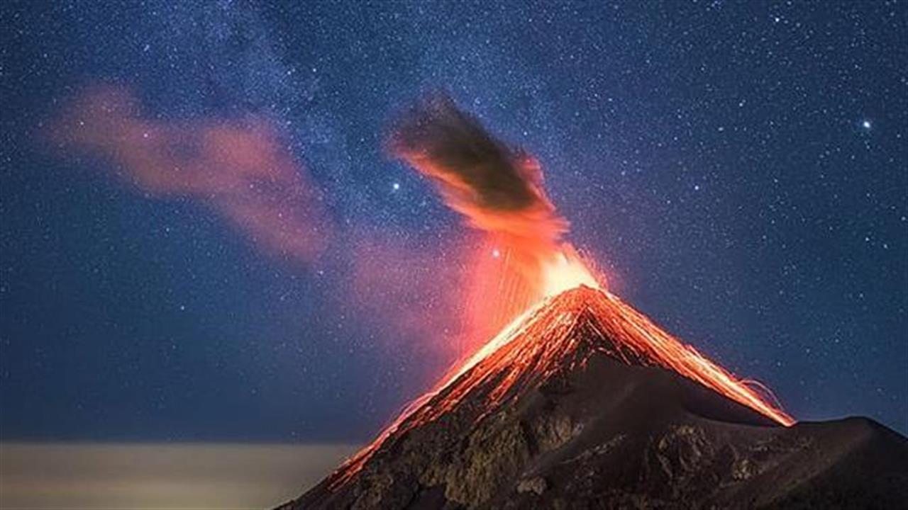 Η έκρηξη ενός ηφαιστείου με φόντο τον Γαλαξία