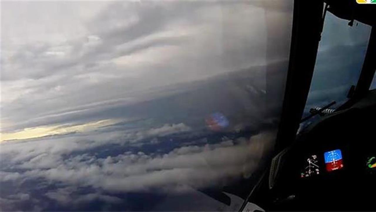 Αεροπλάνο πετά μέσα απ το μάτι του κυκλώνα