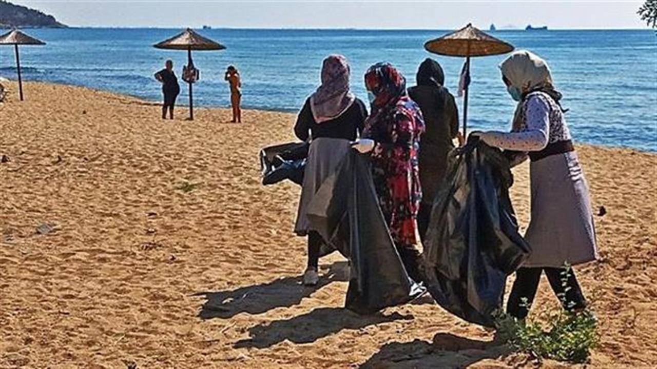 Πρόσφυγες καθαρίζουν την παραλία που έκαναν μπάνιο