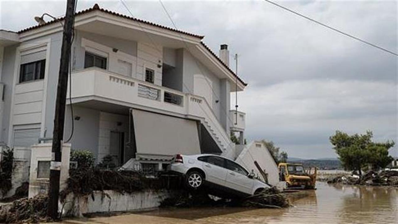 Αλληλέγγυοι μηχανικοί επισκευάζουν τα αυτοκίνητα των πληγέντων στην Εύβοια