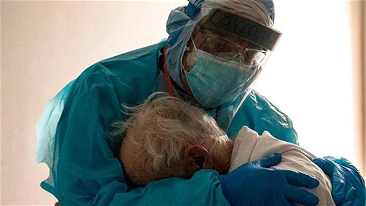 Γιατρός αγκαλιάζει ηλικιωμένο ασθενή - η φωτογραφία που έγινε viral