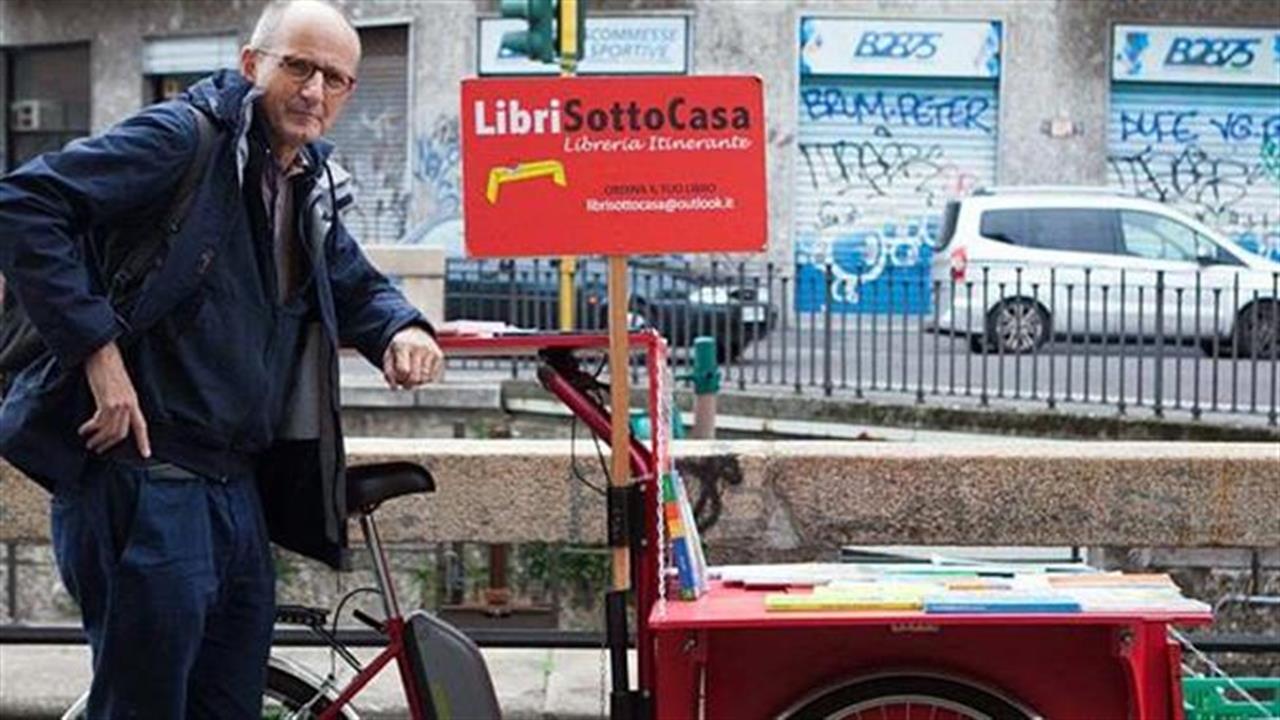 O Δον Κιχώτης των βιβλιοπωλών μοιράζει με ποδήλατο γνώση στο Μιλάνο