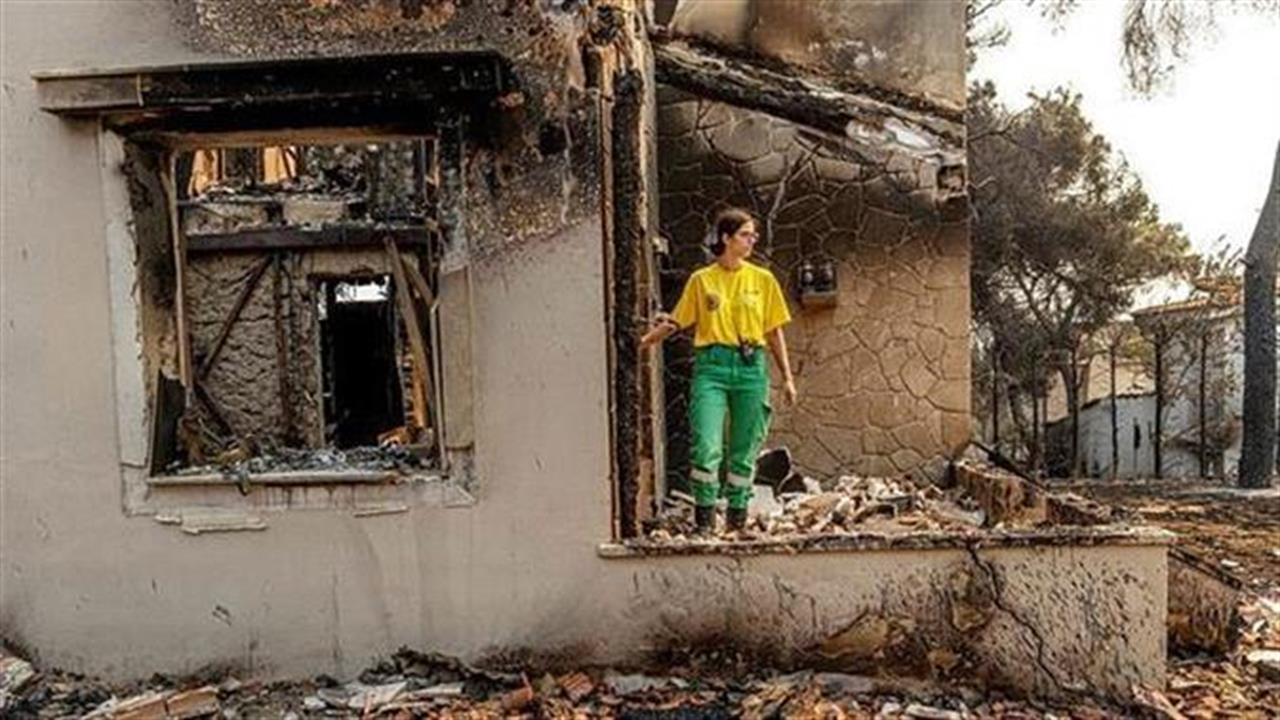 24χρονη εθελόντρια σβήνει φωτιές στη Βαρυμπόμπη ενώ το δικό της σπίτι καίγεται