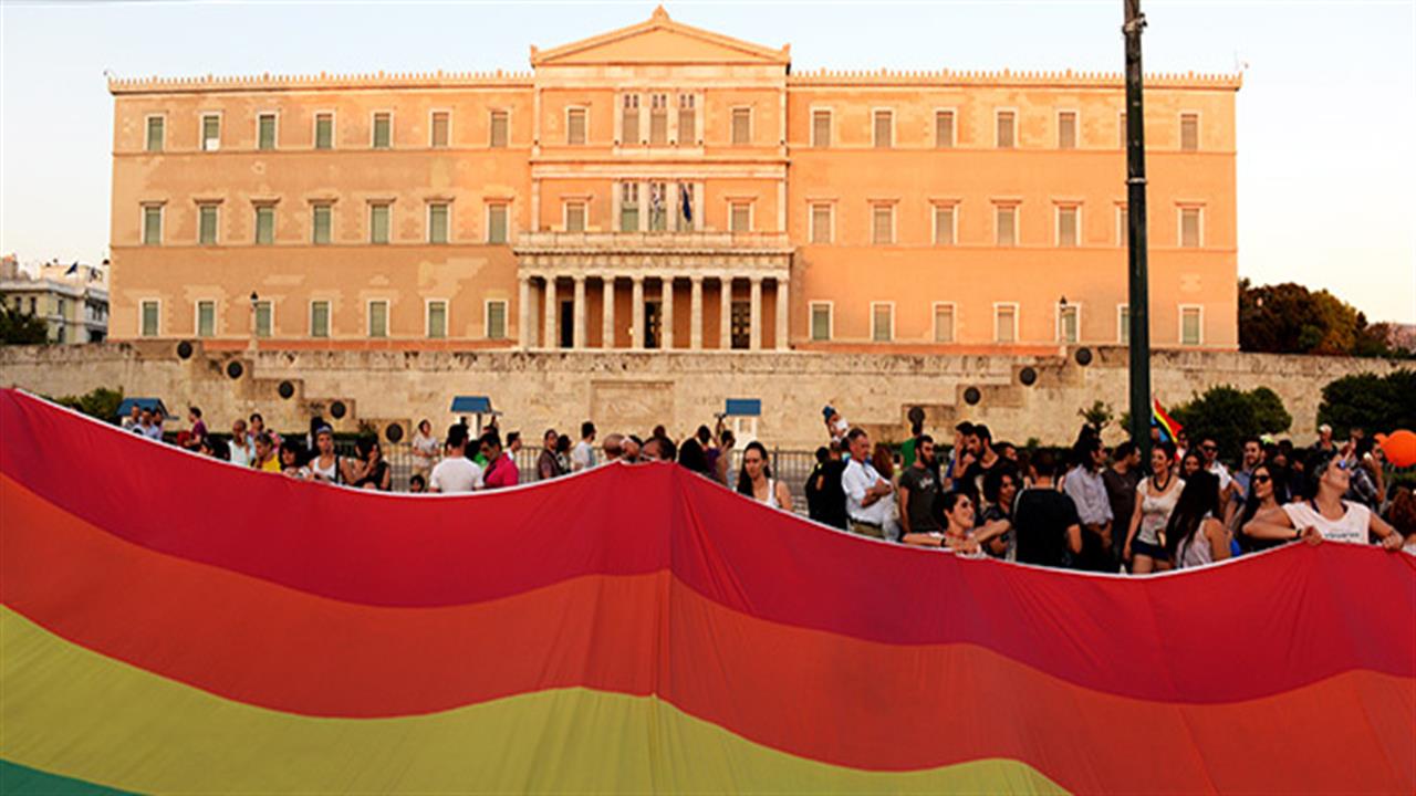 Στων ομόφυλων την ποδιά σφάζονται παλικάρια