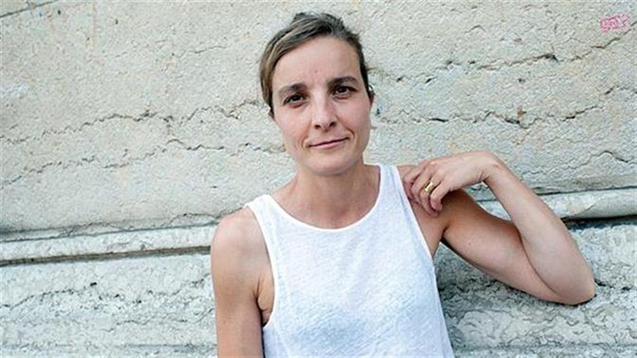 Μυστήριο 55: Η γαλλίδα χορογράφος Julie Desprairies (μας) περπατά στην Ελευσίνα