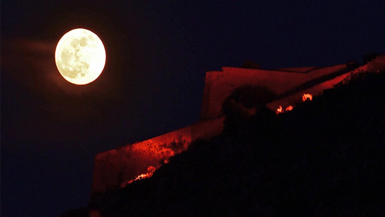 Μαγικές εικόνες από τη χτεσινή Πανσέληνο