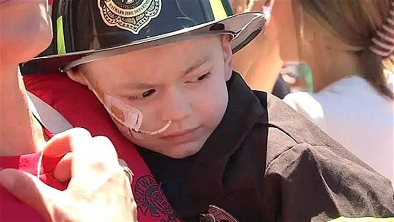 4χρονος με καρκίνο ζει το όνειρο του και γίνεται πυροσβέστης για μια μέρα