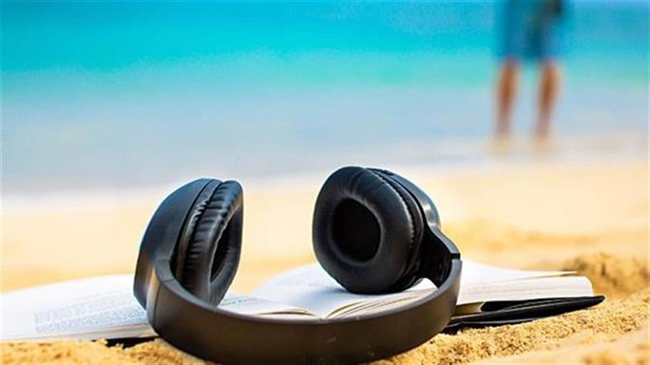 Βάλε ακουστικά στην παραλία και… άκου ένα βιβλίο