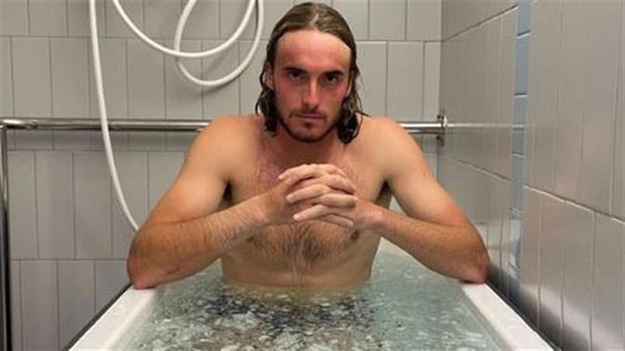 «Stay cool» τουίταρε μέσα από μπανιέρα με παγάκια ο Τσιτσιπάς 