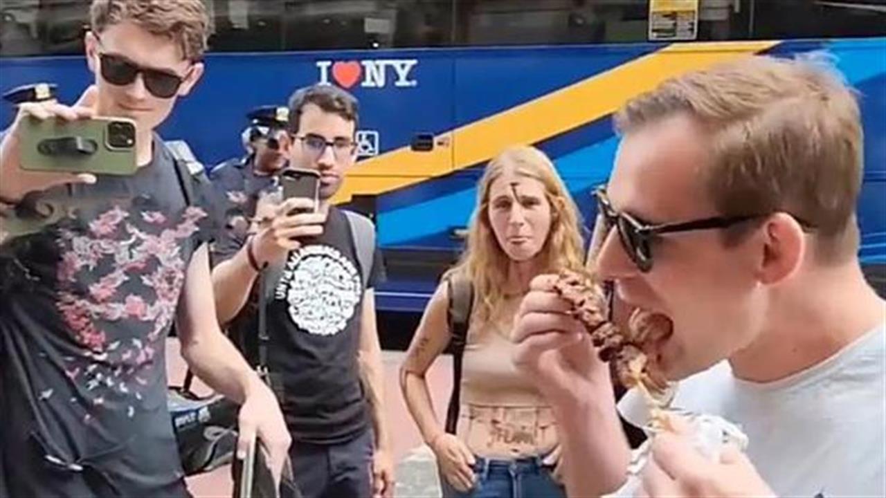 Έτρωγε σουβλακάρα σε vegan διαδήλωση κι έγινε viral