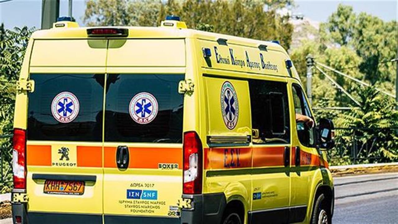 Στο Αγρίνιο σπρώχνανε ασθενοφόρο με τραυματία γιατί έμεινε στη μέση του δρόμου