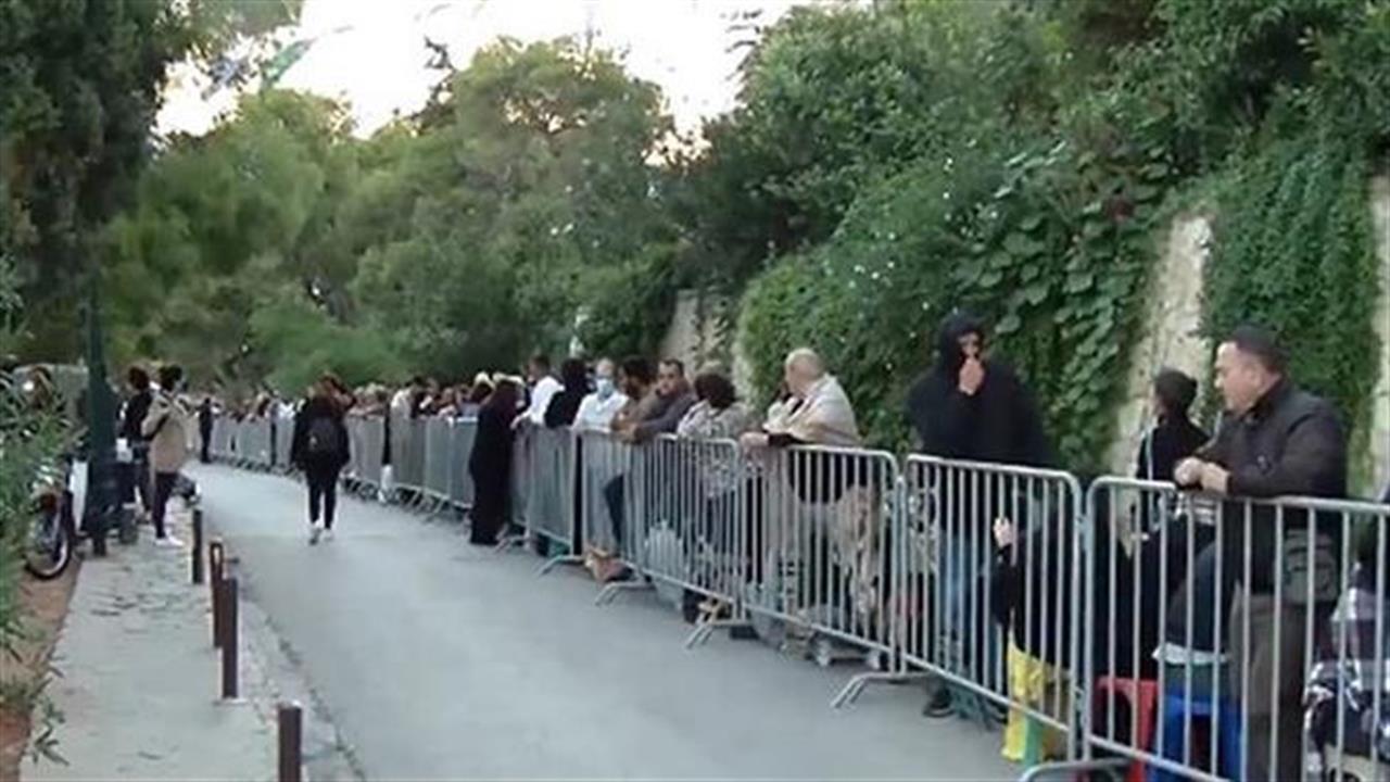 Ουρές στον Λυκαβηττό για τον «θαυματουργό» σταυρό