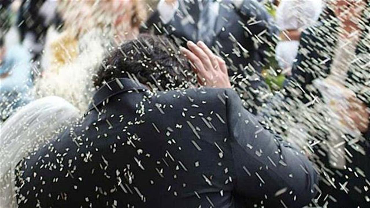 Έριξαν ρύζι με φτυάρια σε νεόνυμφους κι έγιναν viral στο TikTok