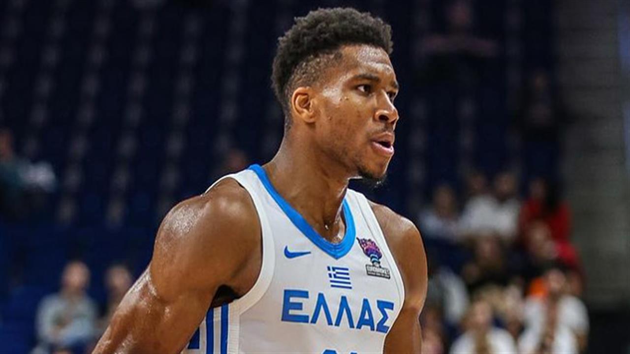 Ο Αντετοκούνμπο τρολάρει τους δημοσιογράφους: «Πότε παντρεύομαι; Εμένα με κάλεσαν στον γάμο μου;»