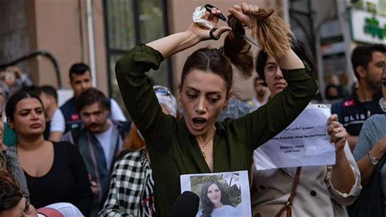 Στον δρόμο οι γυναίκες του Ιράν για τον θάνατο της Μαχσά Αμίνι