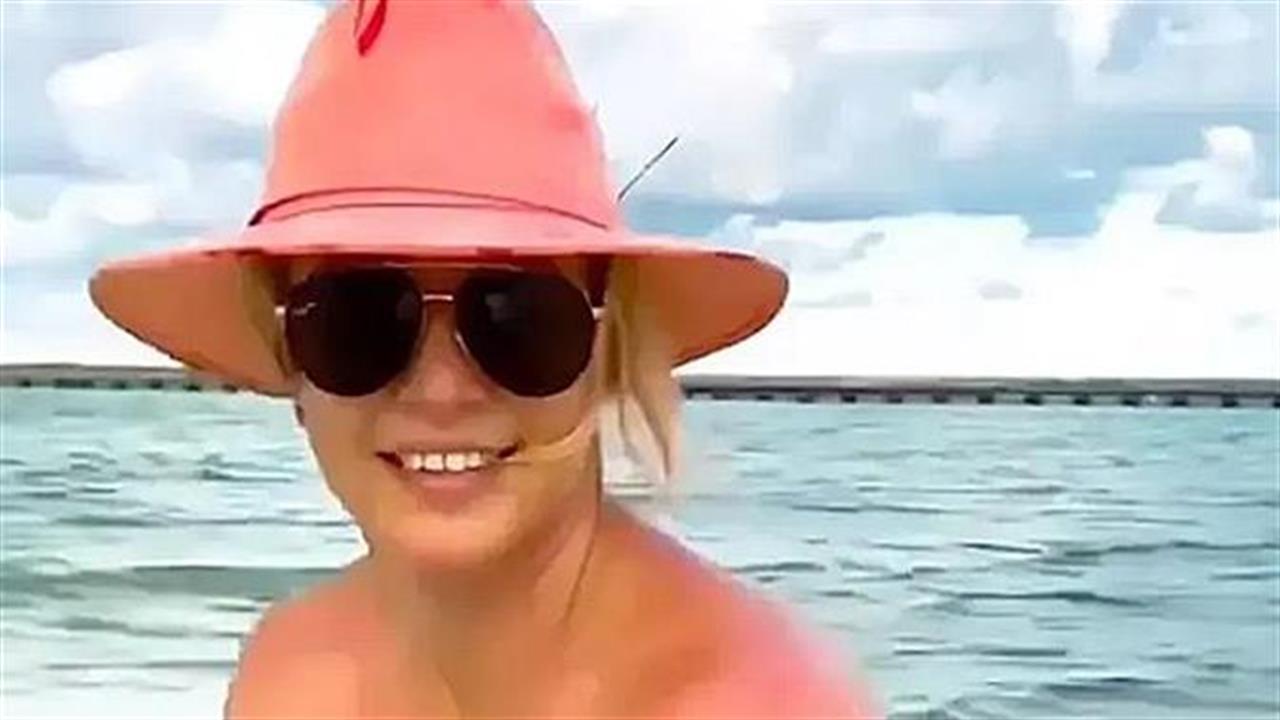 Η Μπρίτνεϊ σε νέο αμήχανο βίντεο κυλιέται γυμνή στην άμμο
