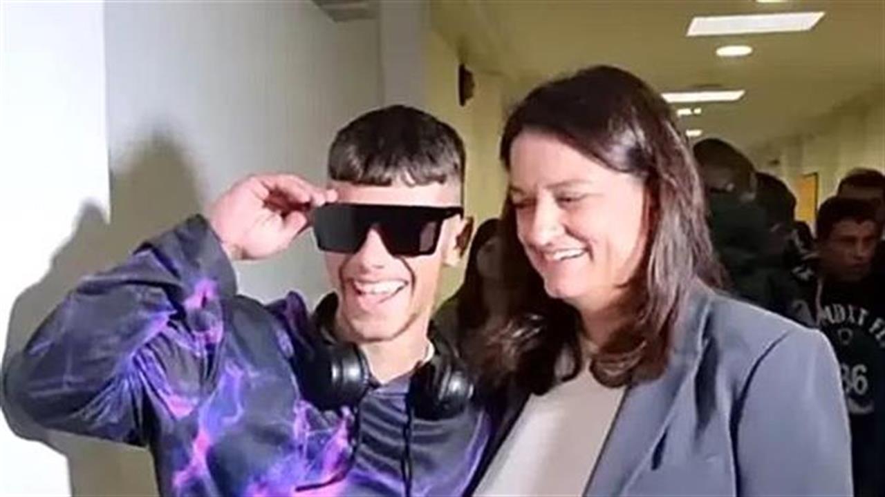 Πιτσιρικάς τρώει άκυρο από Κεραμέως γιατί πήγε να βγει φωτογραφία μαζί της με γυαλιά ηλίου