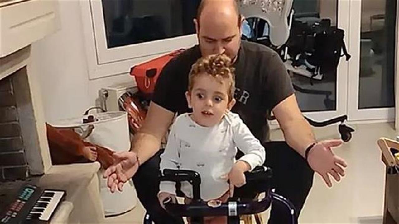 O μικρός Παναγιώτης Ραφάηλ στέκεται και συγκινεί όλο το ίντερνετ