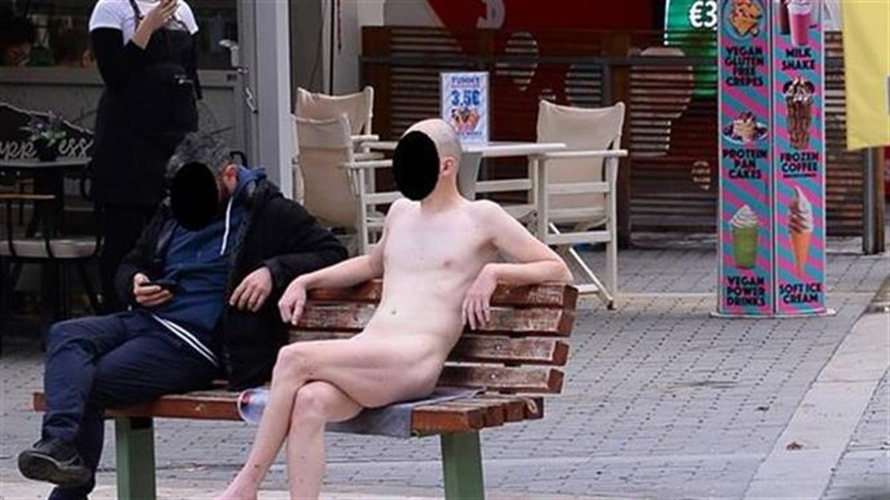 Γυμνός τύπος αράζει αμέριμνος σε παγκάκι στο κέντρο του Ηρακλείου