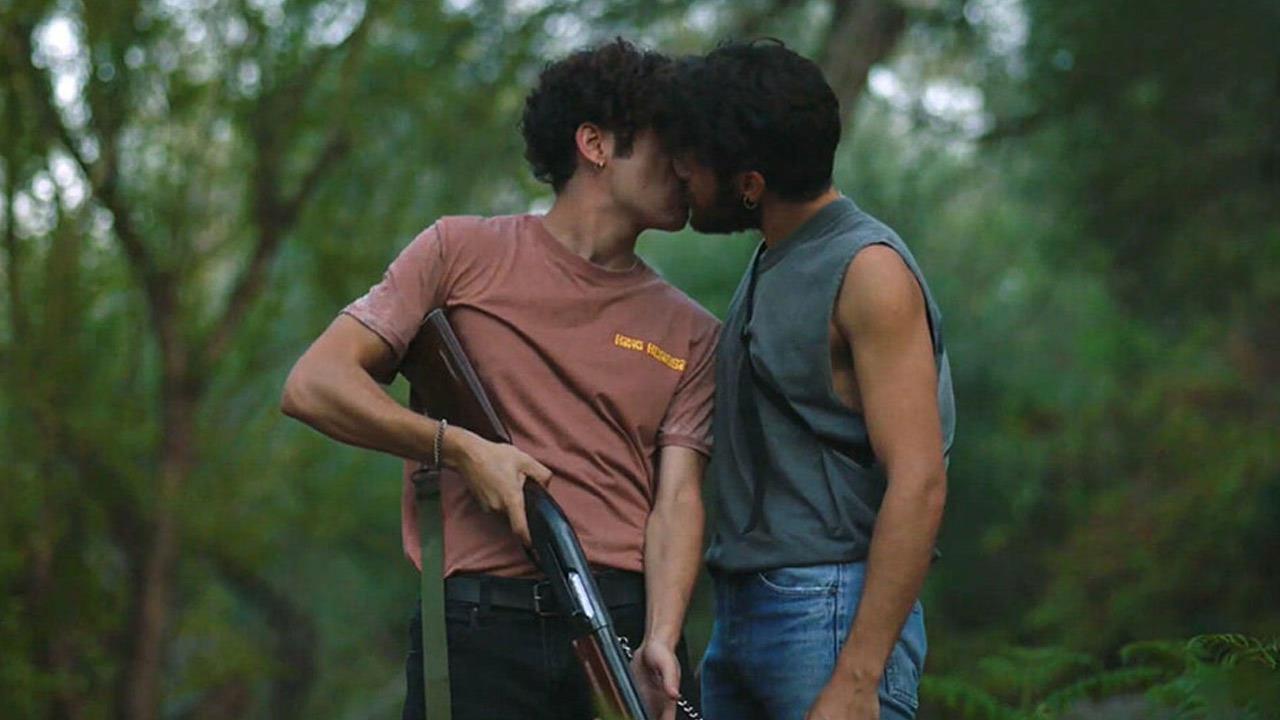 Το γκέι φιλί του Μaestro ρίχνει το Twitter