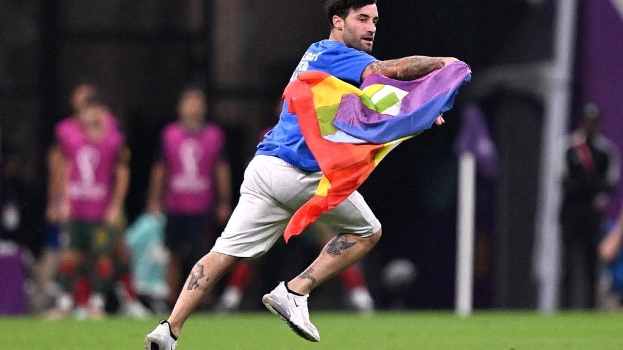 Ακτιβιστής εισέβαλε στο γήπεδο του Κατάρ με σημαία Pride και T-shirt για τα γυναικεία δικαιώματα