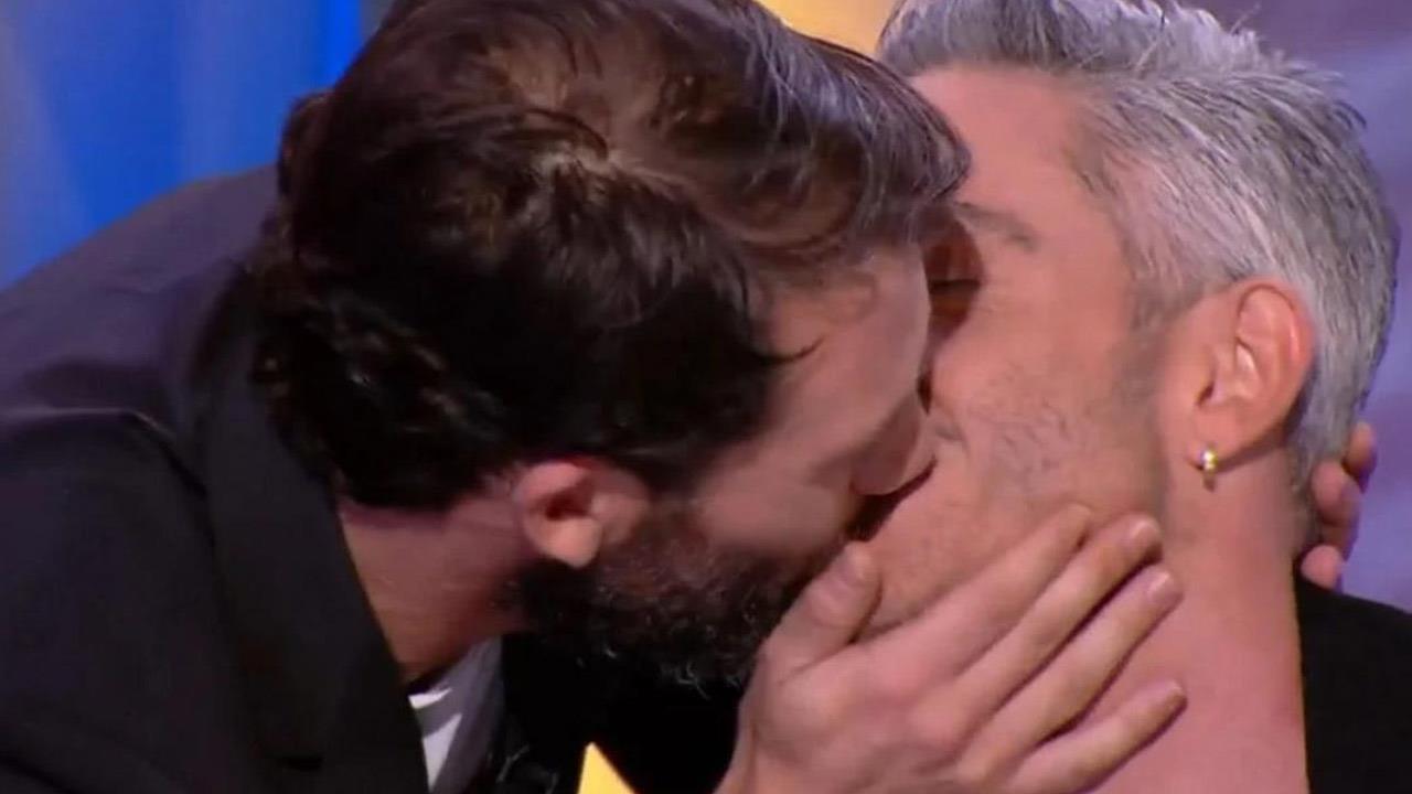 Ο Αλμπάνης φίλησε τον Ιωαννίδη στο στόμα