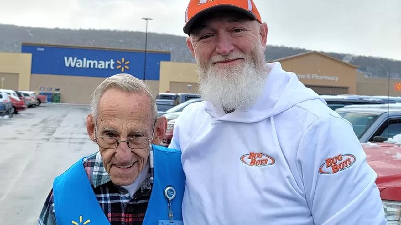 100.000 δολάρια μάζεψαν στο TikTok για τη σύνταξη 82χρονου ταμία στο Walmart