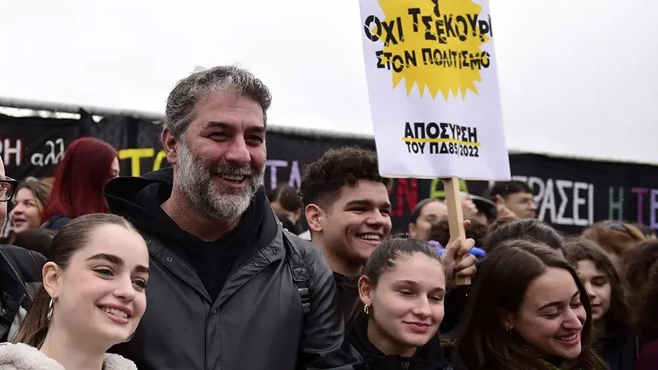 Ο Βασίλης Μπισμπίκης στην πορεία των ηθοποιών στο Υπουργείο Παιδείας