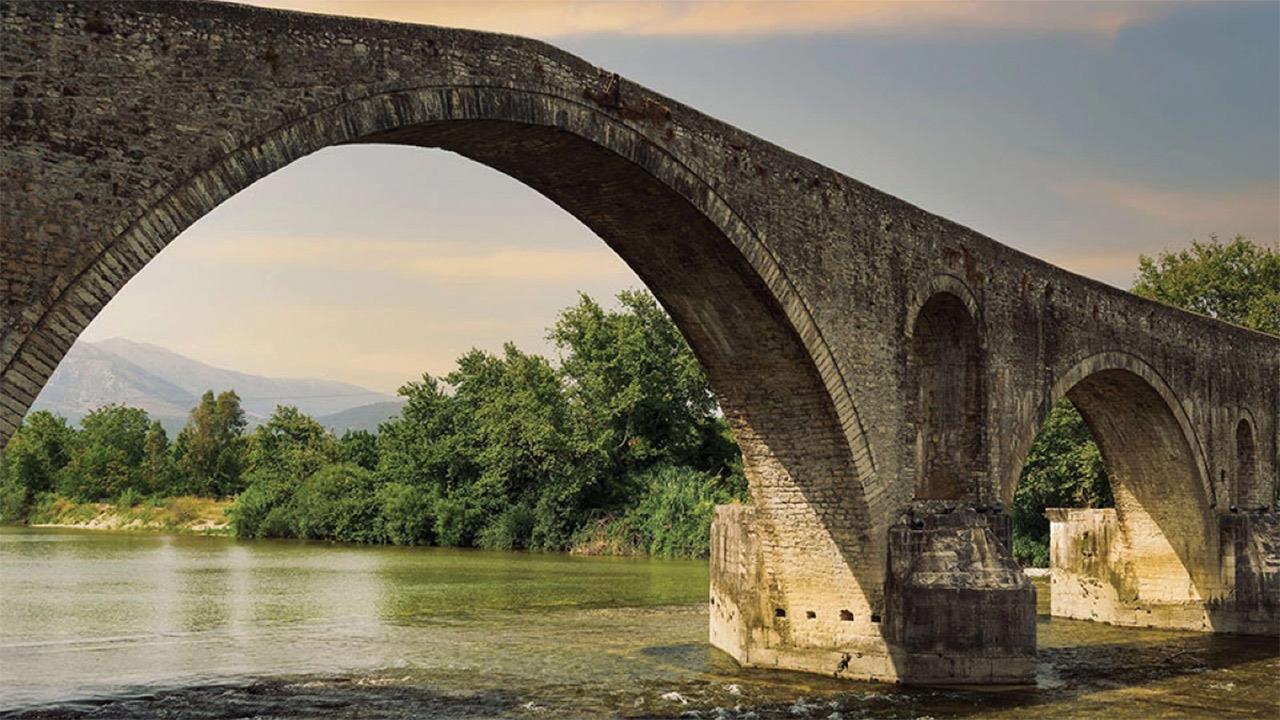 «Ο Πρωτομάστορας» του Μανώλη Καλομοίρη στο Δημοτικό Θέατρο Ολύμπια
