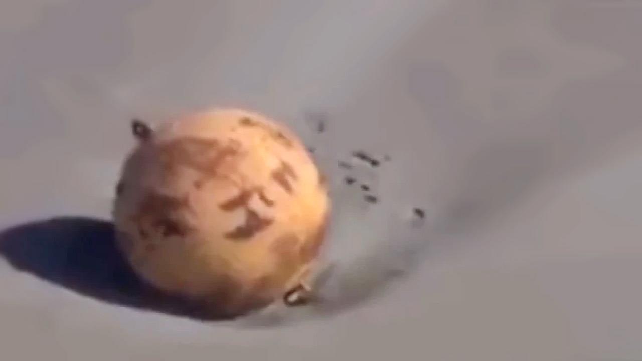 Τεράστια σιδερένια μπάλα που κανείς δεν ξέρει τι είναι ξεβράστηκε σε ακτή της Ιαπωνίας