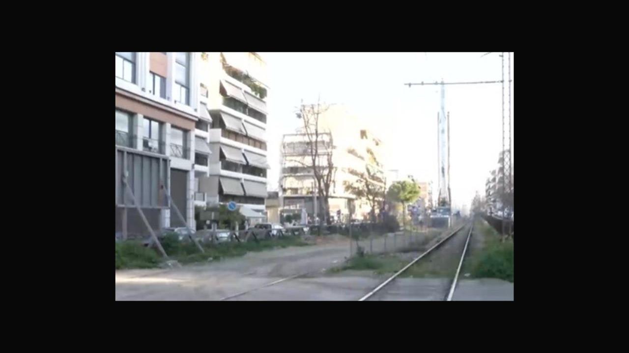 Με μανιβέλα κατεβαίνουν οι μπάρες σε σιδηροδρομική διάβαση στον Κολωνό