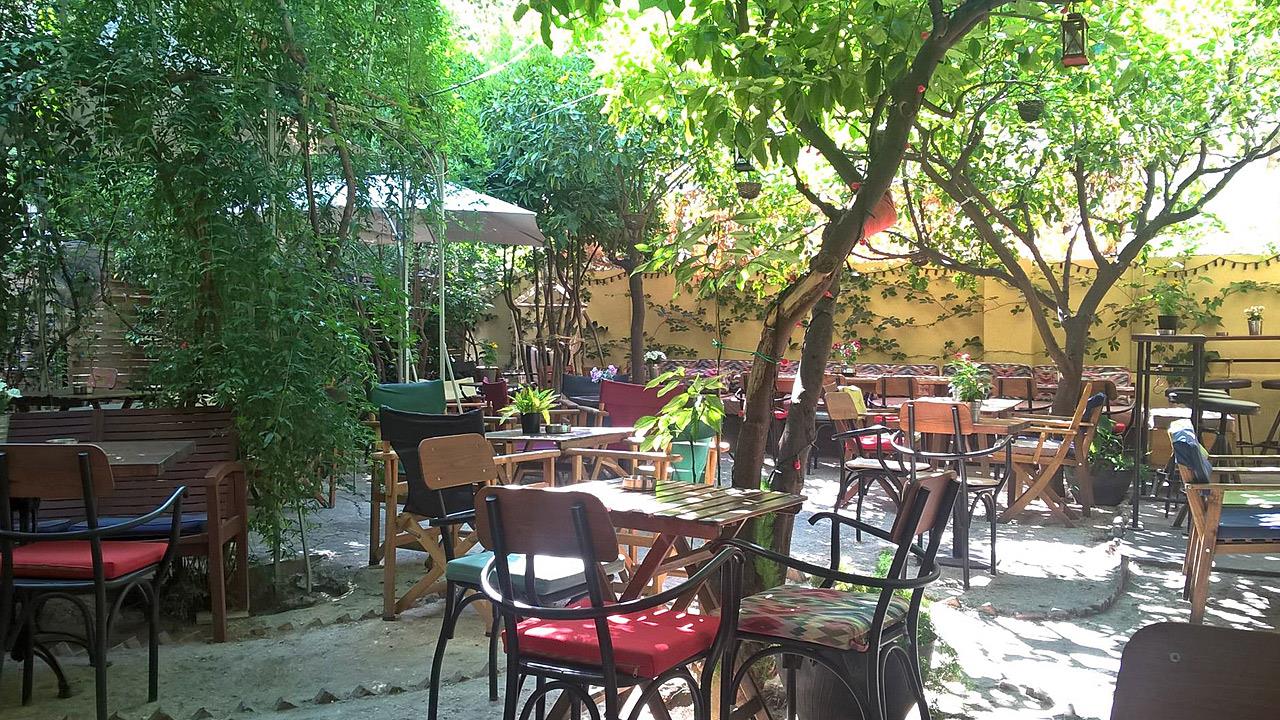 Πιάνουμε την άνοιξη σε café με λουλουδιασμένες αυλές