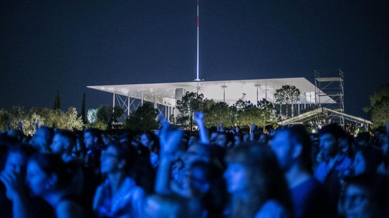 Συγγνώμη εσείς παίζετε ελληνόφωνη ή απλώς ελληνική μουσική;