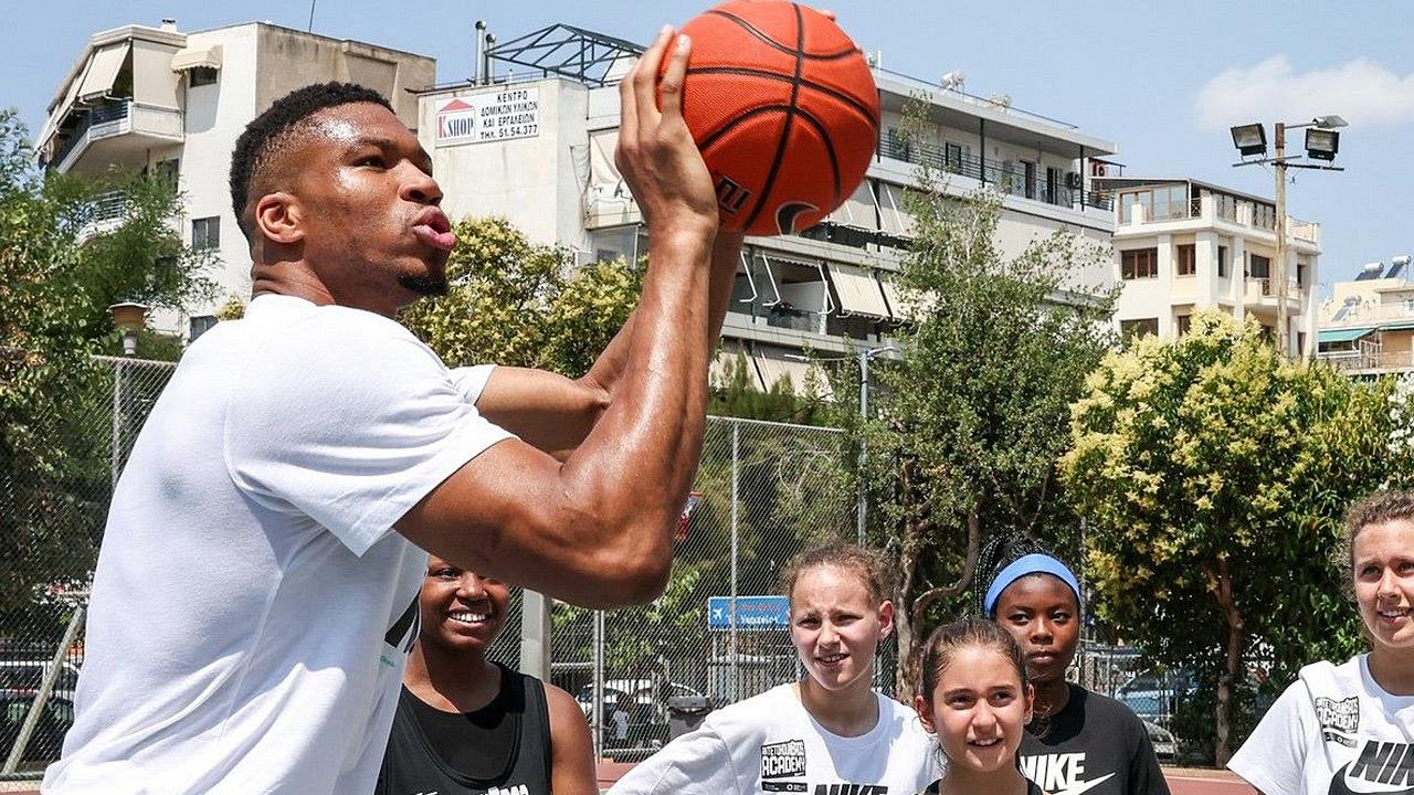 Ο Γιάννης Αντετοκούνμπο επέστρεψε στα Σεπόλια για να παίξει μπάσκετ με παιδιά