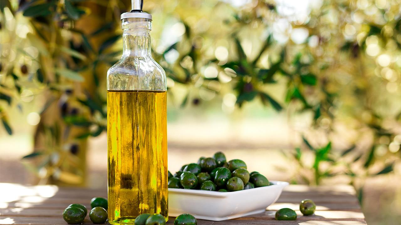 Συνελήφθη ζευγάρι που έκλεψε έξι μπουκάλια ελαιόλαδο στον Βόλο