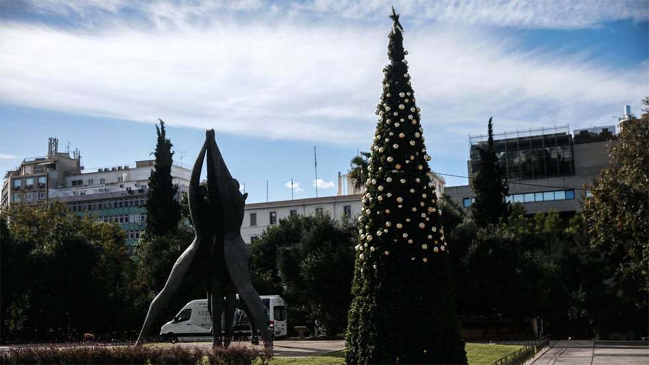 Έκλεψαν τα μισά στολίδια του χριστουγεννιάτικου δέντρου στην Κλαυθμώνος