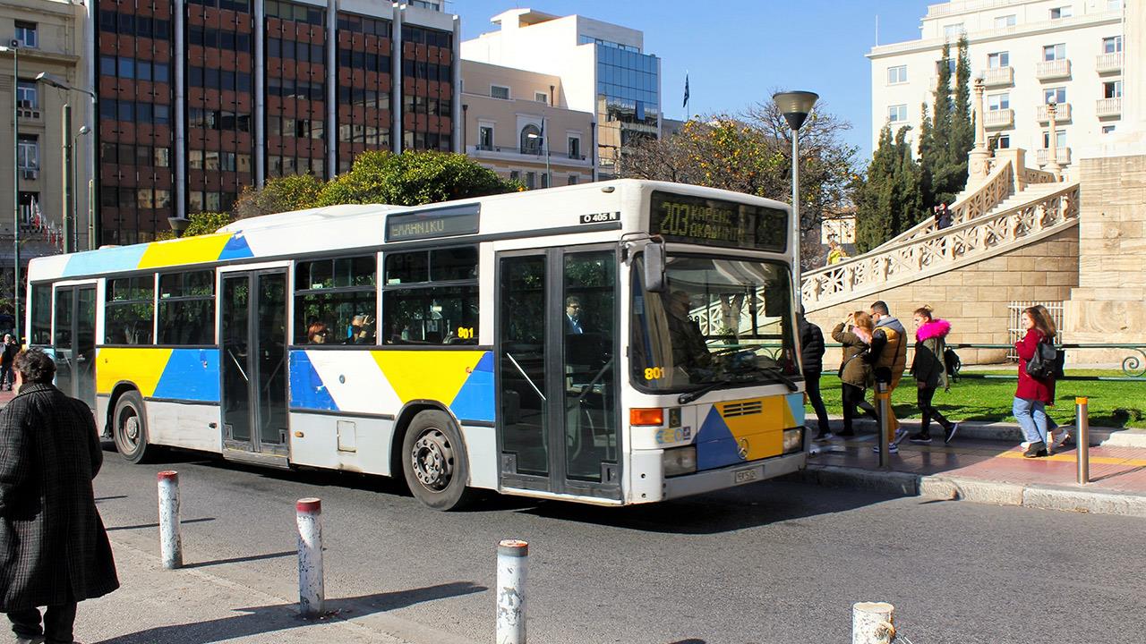 Eπιβάτιδα πήδηξε από το παράθυρο λεωφορείου, όταν έχασε τη στάση της (βίντεο)