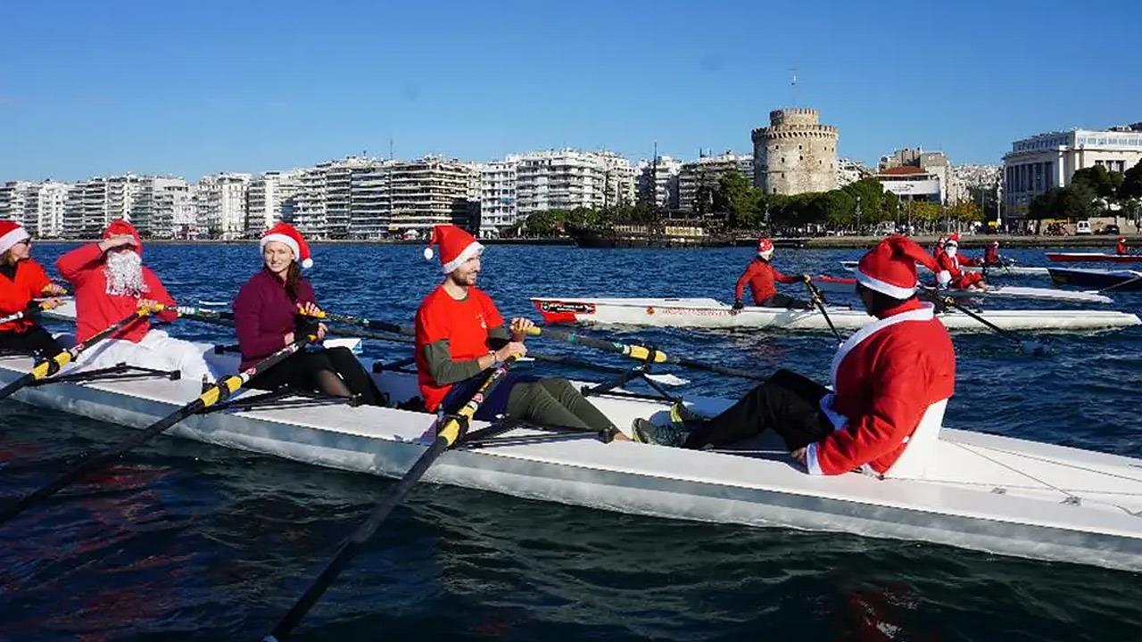 Αγιοβασίληδες κωπηλατούν στη Θεσσαλονίκη για καλό σκοπό