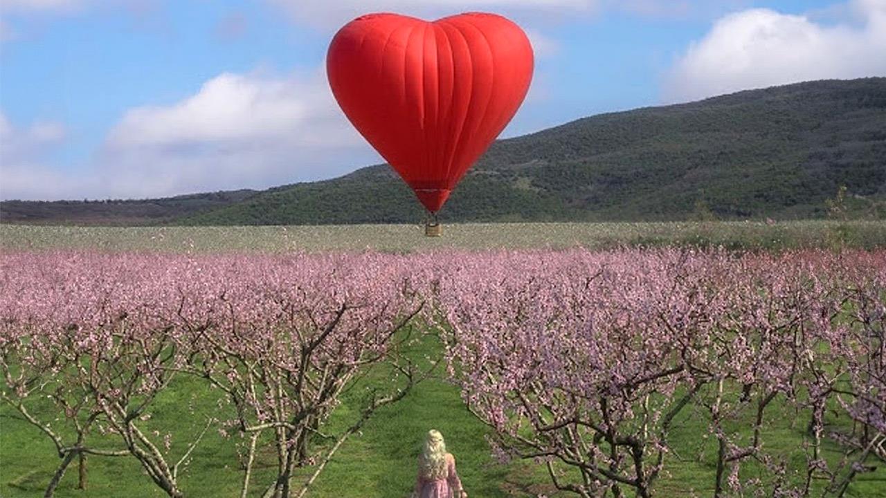 Αερόστατο σε σχήμα καρδιάς πετά πάνω από τις ροδακινιές της Βέροιας