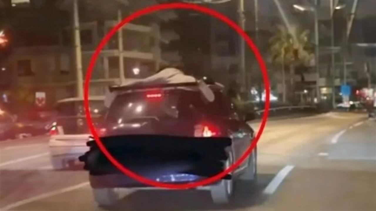 Viral βίντεο σαρώνει στο TikTok με άνδρα σε οροφή αυτοκινήτου να κάνει car surfing