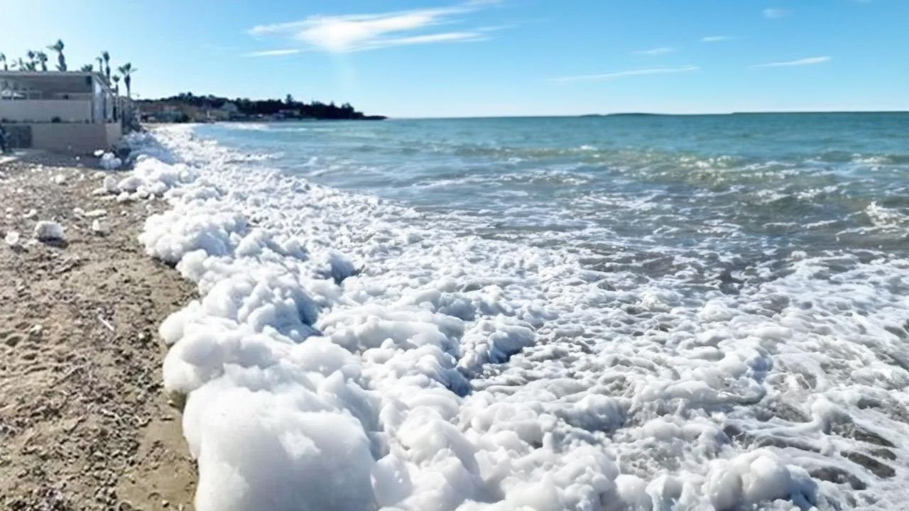 Άφρισε η παραλία Τσιλιβί στη Ζάκυνθο