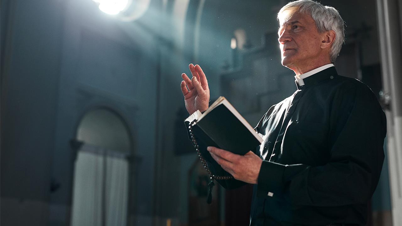 Ένας ιερέας στην Ιταλία κηρύττει σε μπαρ γιατί στην εκκλησία του δεν έχει κόσμο