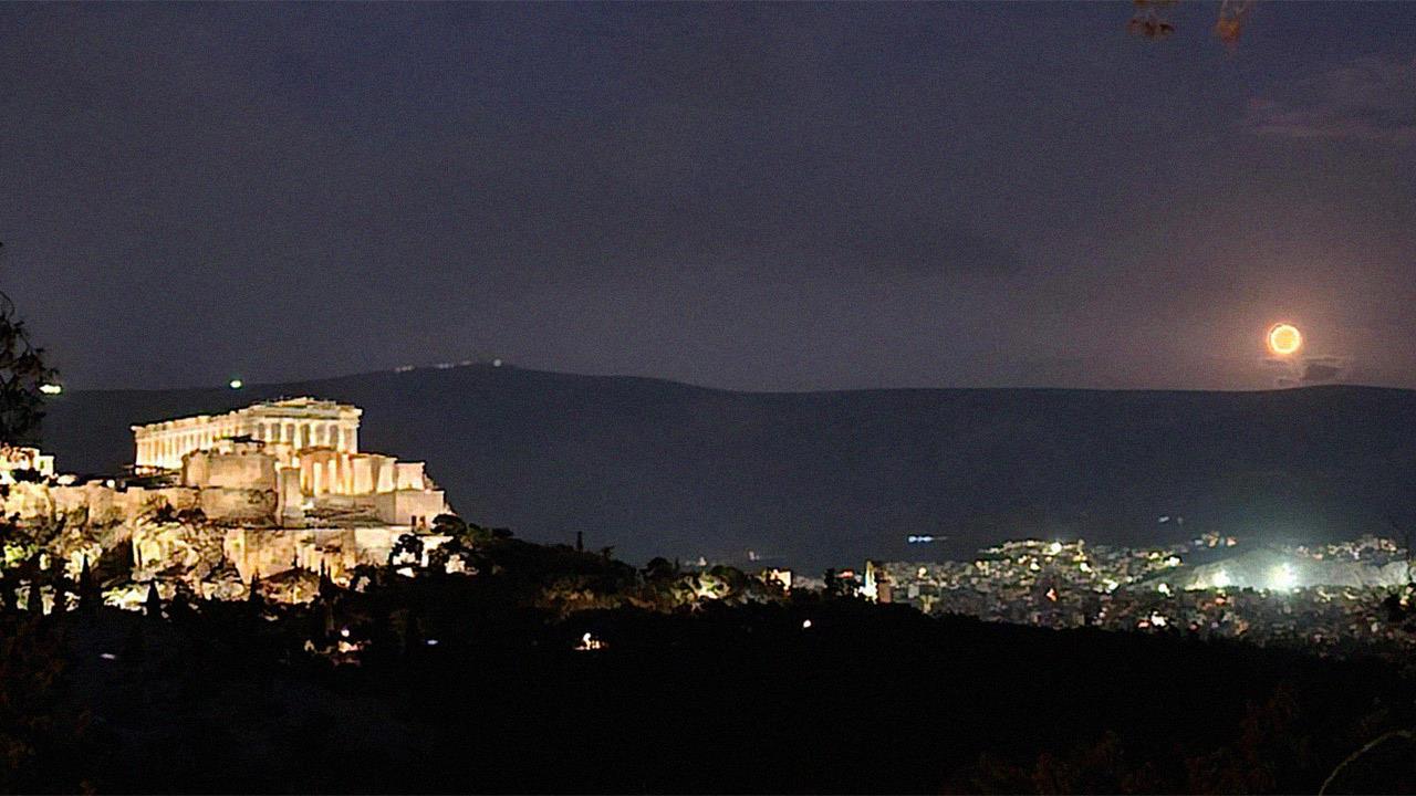Μια μαγευτική Πανσέληνος φώτισε τον ουρανό της Αθήνας