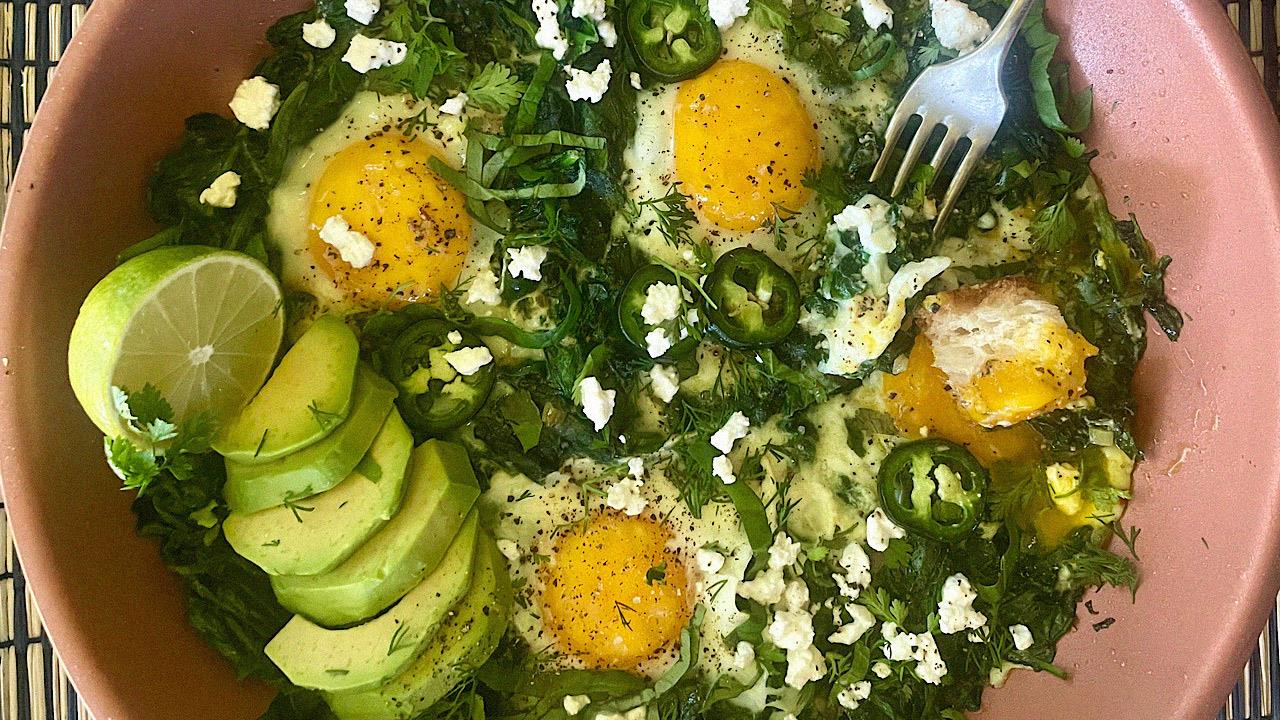 Η καταπράσινη, μυρωδάτη shakshuka της άνοιξης