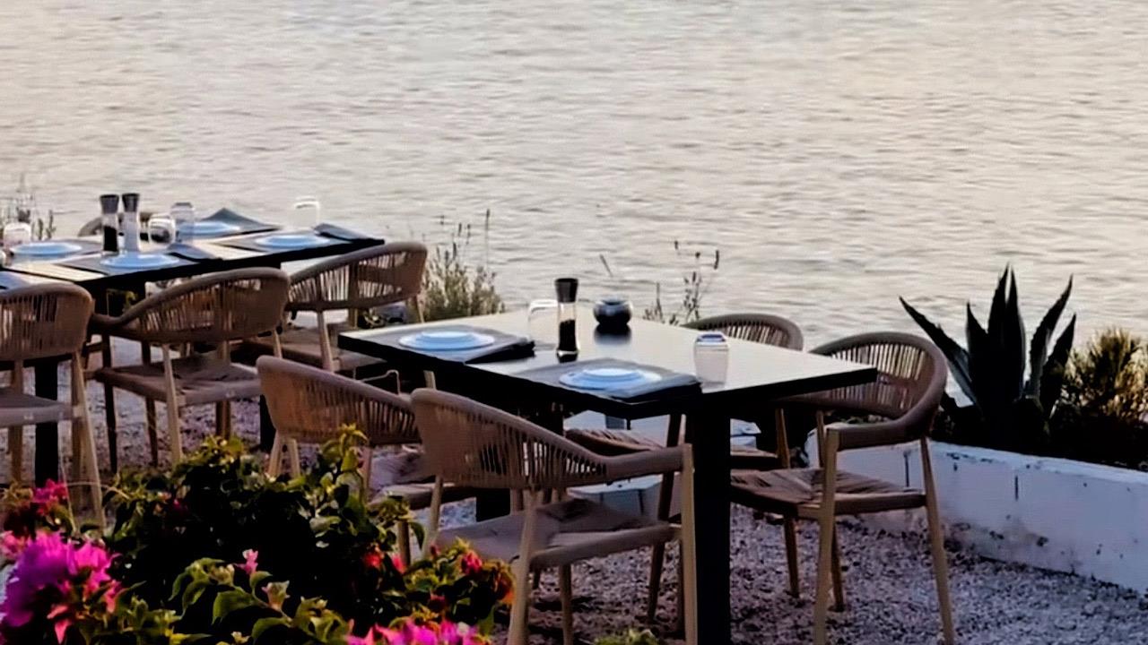 Μεζεδοπωλεία δίπλα στη θάλασσα της Βουλιαγμένης