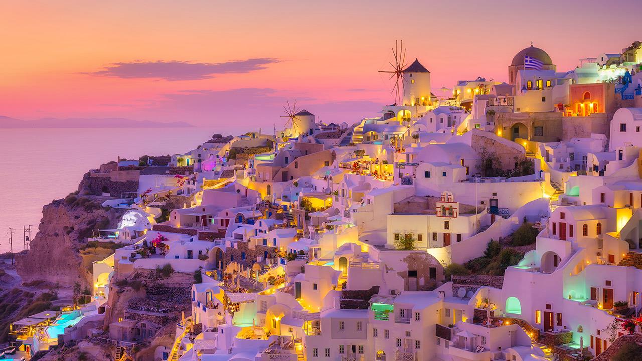 Στη Σαντορίνη για ρομάντζο, ηλιοβασίλεμα και βόλτες στο ηφαίστειο