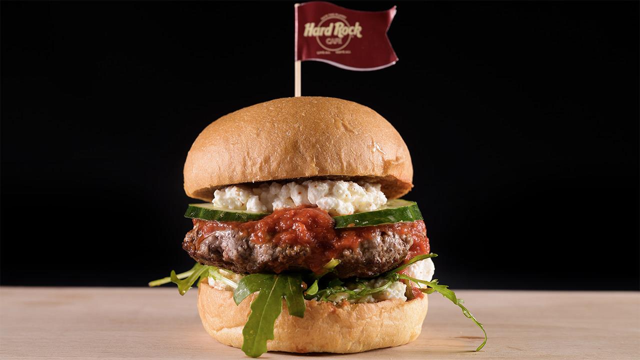 Το Hard Rock Cafe Athens παρουσιάζει το ATHENA BURGER: Μια Αθηναϊκή Γεύση στο Παγκόσμιο Burger Tour