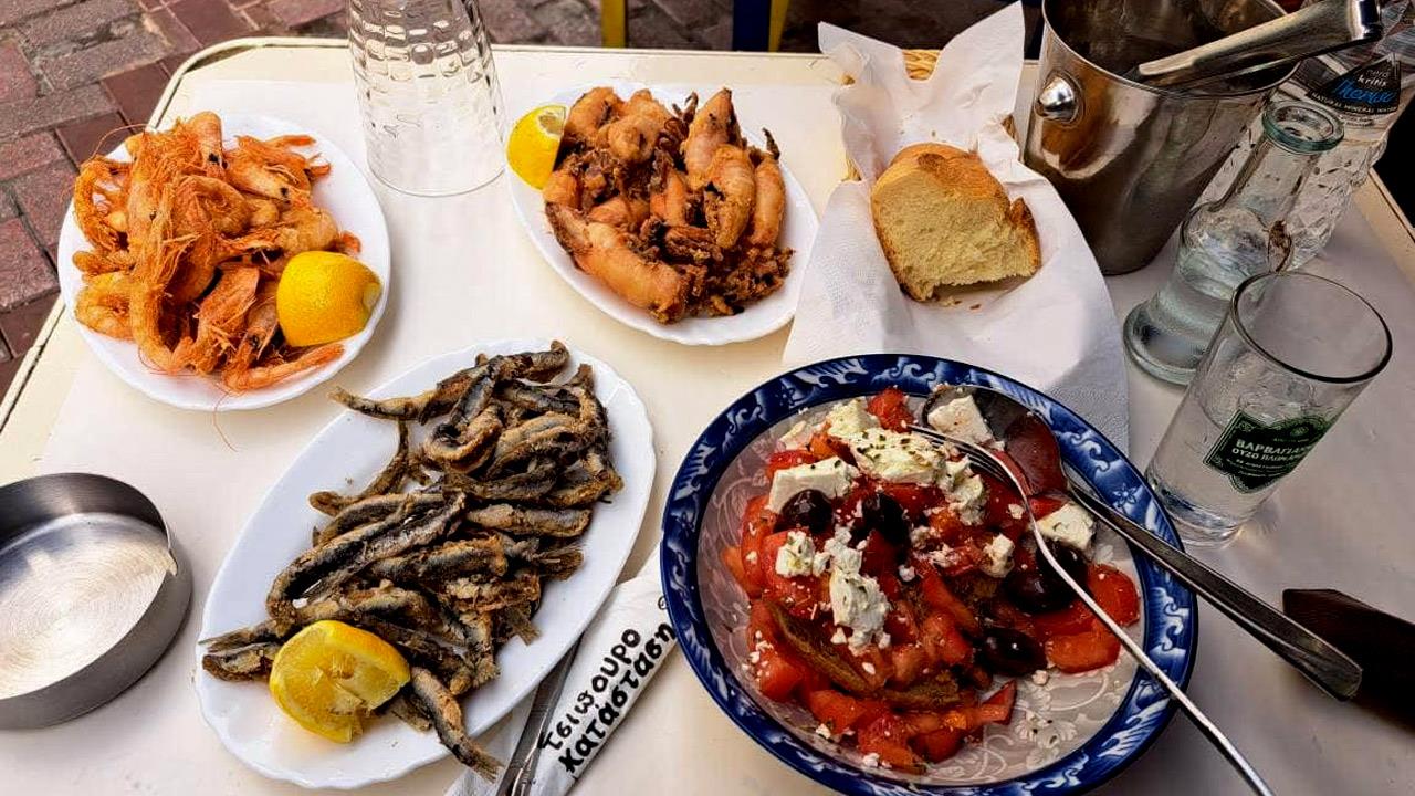Η Τσιπουροκατάσταση στο Πασαλιμάνι έχει την ωραιότερη μεζεδοταράτσα της πιάτσας