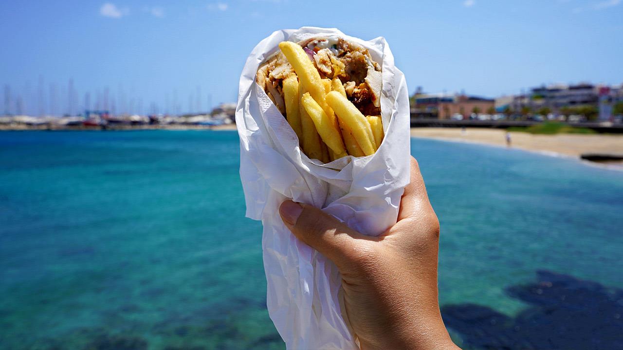 Πού θα φας λαχταριστά σουβλάκια πάνω στη θάλασσα;